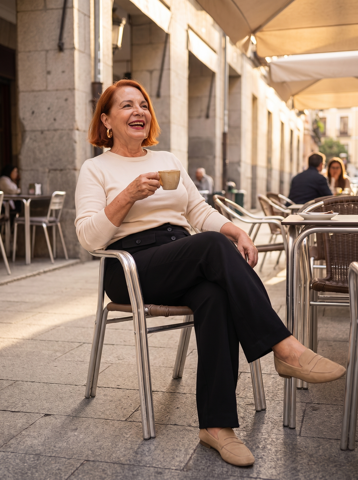 Pantalón negro de cintura alta - sentada en terraza