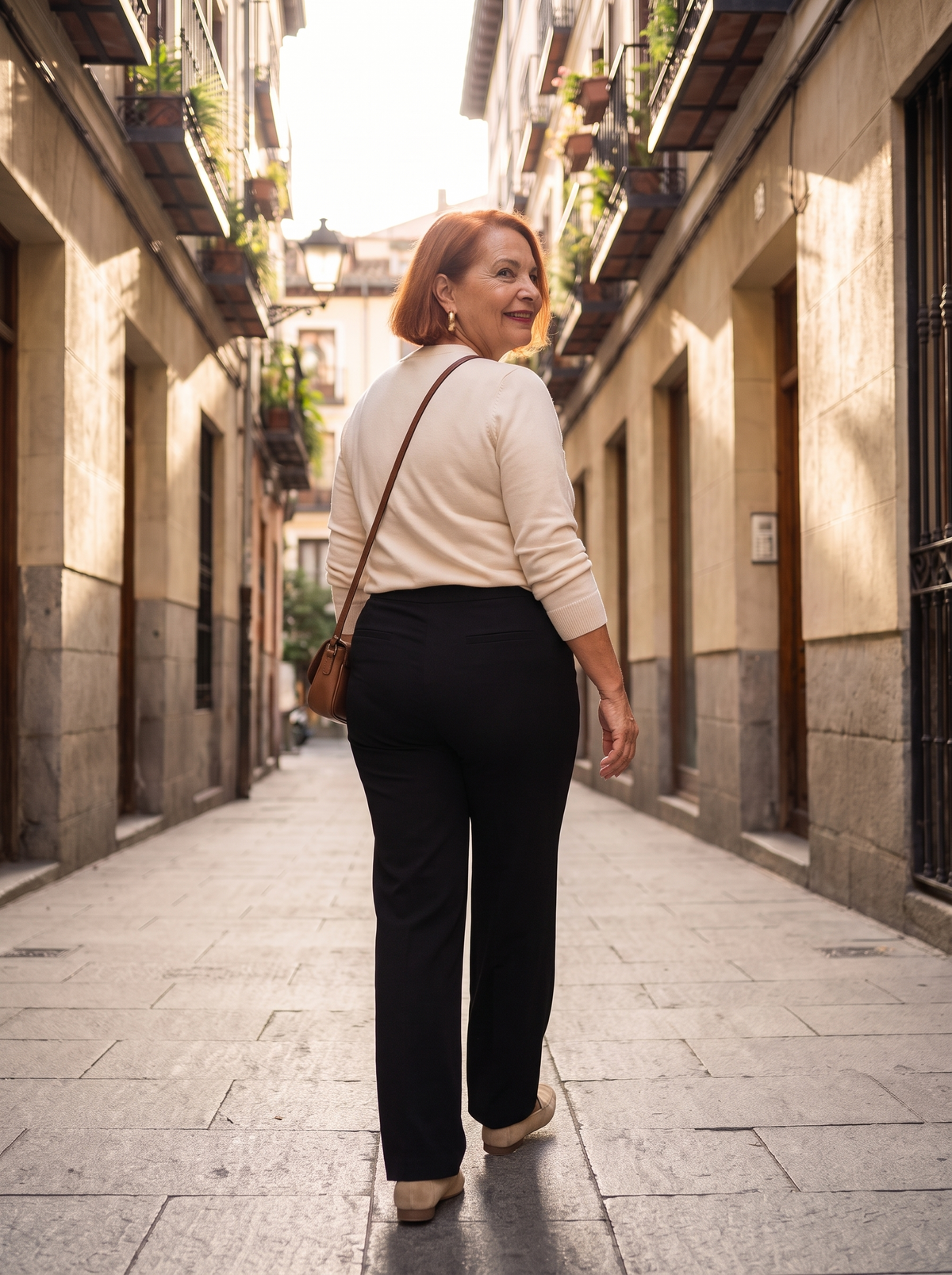 Pantalón negro de cintura alta - vista trasera